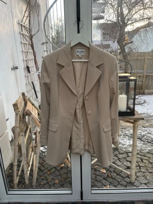 Beige blazer  - Supersnygg blazer som knappt är använd !!!
