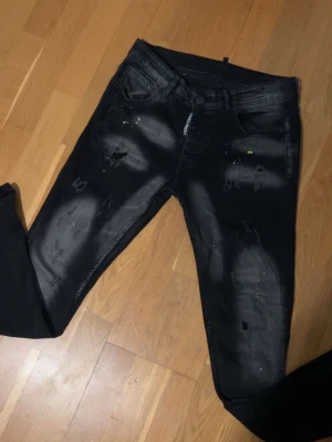 Dsquared2 Jeans - Säljer ett par svarta jeans från Dsquared2 med riktigt snygga slitningar. Toppen skick utan defekter. Storlek 32/32. Skriv gärna vid funderingar!🙌