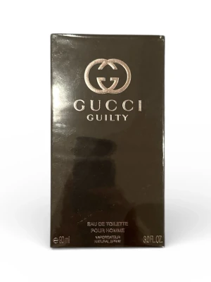 Gucci Guilty Pour Homme 90ml - Gucci Guilty Pour Homme Eau de Toilette är en lyxig herrparfym i en elegant mörkbrun förpackning med guldiga detaljer. Flaskan rymmer 90 ml och doften är maskulin och modern, perfekt för dig som gillar exklusiva märkesparfymer. Butiks priset ligger på 900-1000. Skickas i parfymens orginalplast och förpackningar. Helt oöppnad.