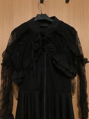 gothic lace bolero - sjukt fin handgjord lace bolero med knytning fram. passar perfekt att ha över en svart topp/klänning. fint skick förutom nån enstaka lös tråd.