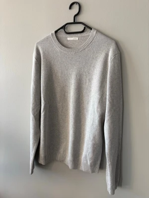 Stickad tröja från Zara - Säljer en riktigt fet stickad tröja från Zara i storlek M. Aldrig använd!