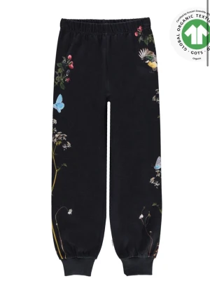 Svarta mjukisbyxor med blommigt tryck- molo - Orginalpris:467kr.                                                Svarta mjukisbyxor med elastisk midja och muddar vid benslut. Byxorna har ett färgglatt blommigt tryck med fjärilar och bär längs sidorna. Tillverkade i mjuk bomull, perfekta för en chill och avslappnad stil. 