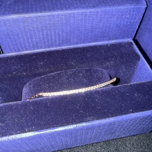 Swarovski armband i roséguld med kristaller - Supersnyggt armband från Swarovski i roséguld med en tunn kedja och en rak stav dekorerad med gnistrande kristaller. Perfekt för dig som gillar stilrena och glittriga smycken. Levereras i originalask. 