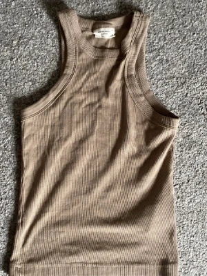 toppar - flera olika toppar från shein, gina tricot och bikbok. Alla för 150kr