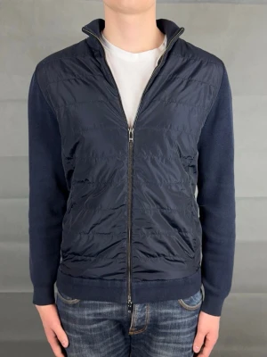 Massimo dutti cardigan  - Massimo dutti Cardigan | Storlek: L,  passar M | Mycket bra skick | Modellen är 183 och väger ca 70 kg | Hör gärna av dig vid frågor och funderingar! 🤗