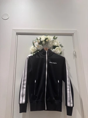 Svart zip-hoodie från Palm Angels str XS - Säljer nu en svart Palm angels tröja i str XS. Skicket på tröjan är 9/10 och säljer den för endast  599kr ny pris 5000kr  skriv om du har några funderingar😊