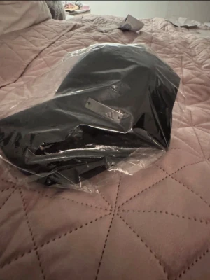 Adidas keps - Helt ny Adidas lightweight basebollkeps Unisex   Färg: Svart   Storlek: Ungdom , enligt Adidas hemsida så är ungdom storleken 54-56cm.  Kepsen är justerbar.  Kepsen är helt nya , aldrig an