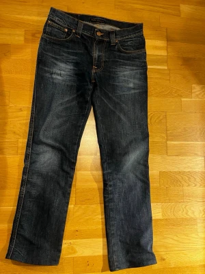 Nudie Jeans - Skick 9/10 dock är texten på tvättlappen avsliten Regular fit med lite bootcut - sitter som en dröm W32 L34 passar runt 175cm Väldigt snygg wash