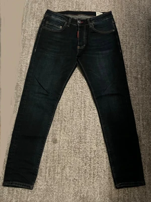 DSQUARED2 jeans  - Använt ett par gånger sedan har det bara stått i garderoben. Vet inte om storleken är korrekt kolla. Sista bilden 