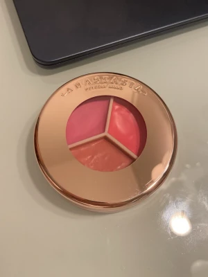 Anastasia Beverly Hills - Magic touch blush trio - Anastasia Beverly Hills magic touch blush trio i pink. Köptes i höstas från boozt för ca 400kr och har bara testat en gång, men kommer ej till användning längre. Mycket pigmenterad och dryg 