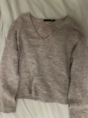 Beige stickad tröja V-ringad - Mysig beige stickad tröja från lager 157 med V-ringning. I storlek XS men passar S också💞Öppen för förslag vill gärna sälja av den fort!