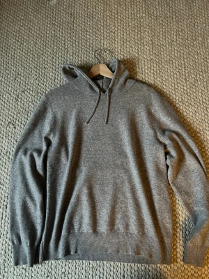 Sayless Kashmir hoddie - Tja! nu säljer jag denna riktigt feta Sayless Kashmir hoddie i storleken M den är i nyskick och har inga defekter jag lagt märke till.