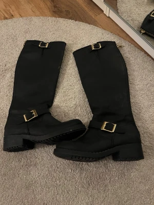 Johnny Bulls stövlar - Snygga svarta höga boots från Johnny bulls, sparsamt använda men slitage finns, storlek 38! Nypris är 1199kr.