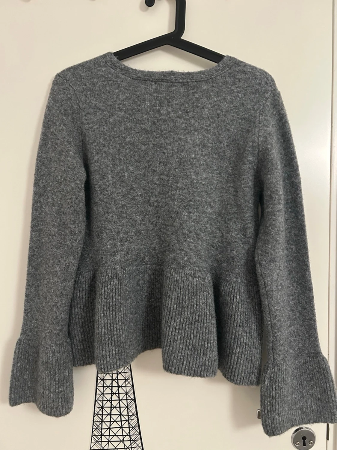 Grå kofta med volang från Gina Tricot  - 1