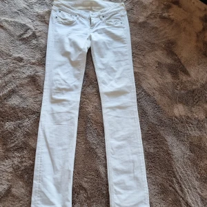G-star Raw 28/36 - Vita lågmidjade jeans. Populär modell! En liten fläck! Har slits!