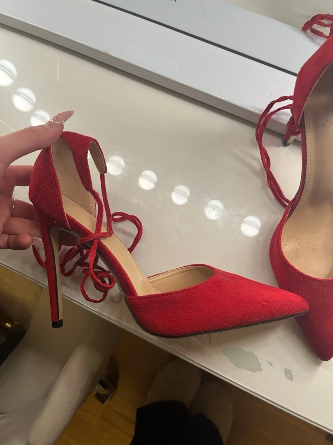 Röda spetsiga pumps med snörning