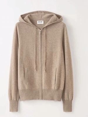 Soft goat tröja  - Snyggaste tröjan från soft goat! Den är i nyskick och använd ett fåtal gånger💕priset kan diskuteras!!