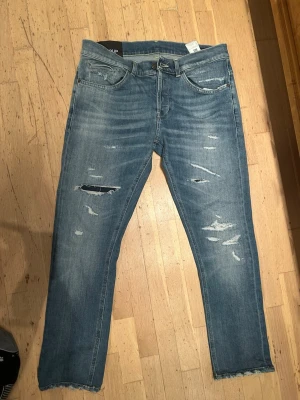Dondup jeans George  - Dondup jeans George storlek 33, sitter mindre. Modellen är ca 182 så du behöver vara lite kortare för att de ska passa. Vikt 69kg.