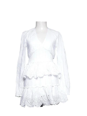 Vit volangklänning med spetsdetaljer - Supersöt vit kortklänning med v-ringning, långa ärmar och flera lager volanger. Perfekt som studentklänning❤️