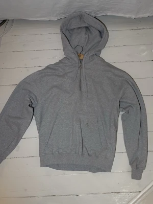 Polar half zip hoodie - Halv zip up polar hoodie, finns en liten fläck på bild 3 annars bra skick