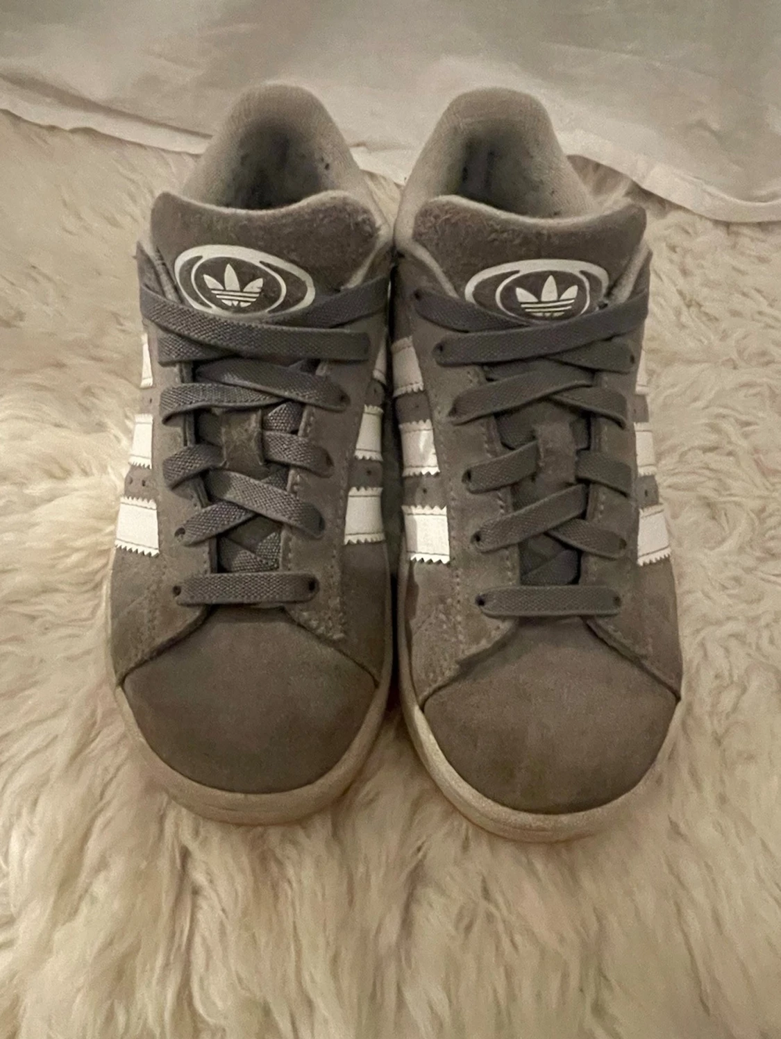 Gråa Adidas Campus sneakers  - 1