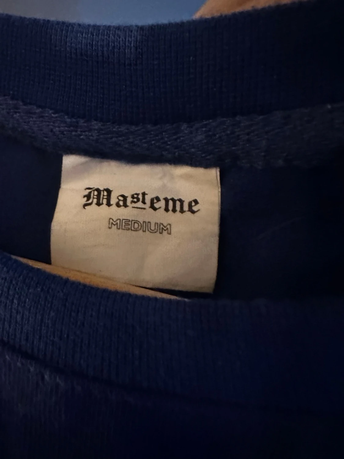 LIMITERAD mörkblå t-shirt med glittrigt tryck - 2