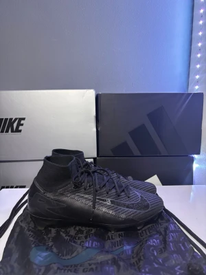 Nike mercurial superfly 16 Elite  - Säljer dessa Nike mercurial superfly 16 Elite som är köpta i sportsdirect i England (butik) dessa skor är i storlek 43 och är i ett gott skick, använt ett par gånger men tagits hand om väl. Box och påse kommer med!