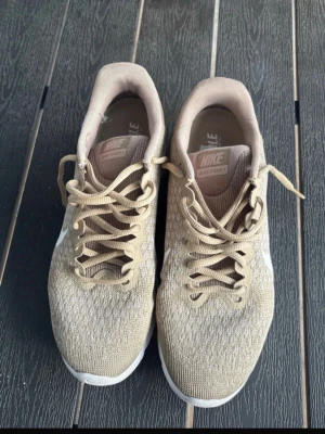 Beige Nike sneakers med snörning - Säljer fina skor som ganska fina kolla gärna bilder därför de låg pris 