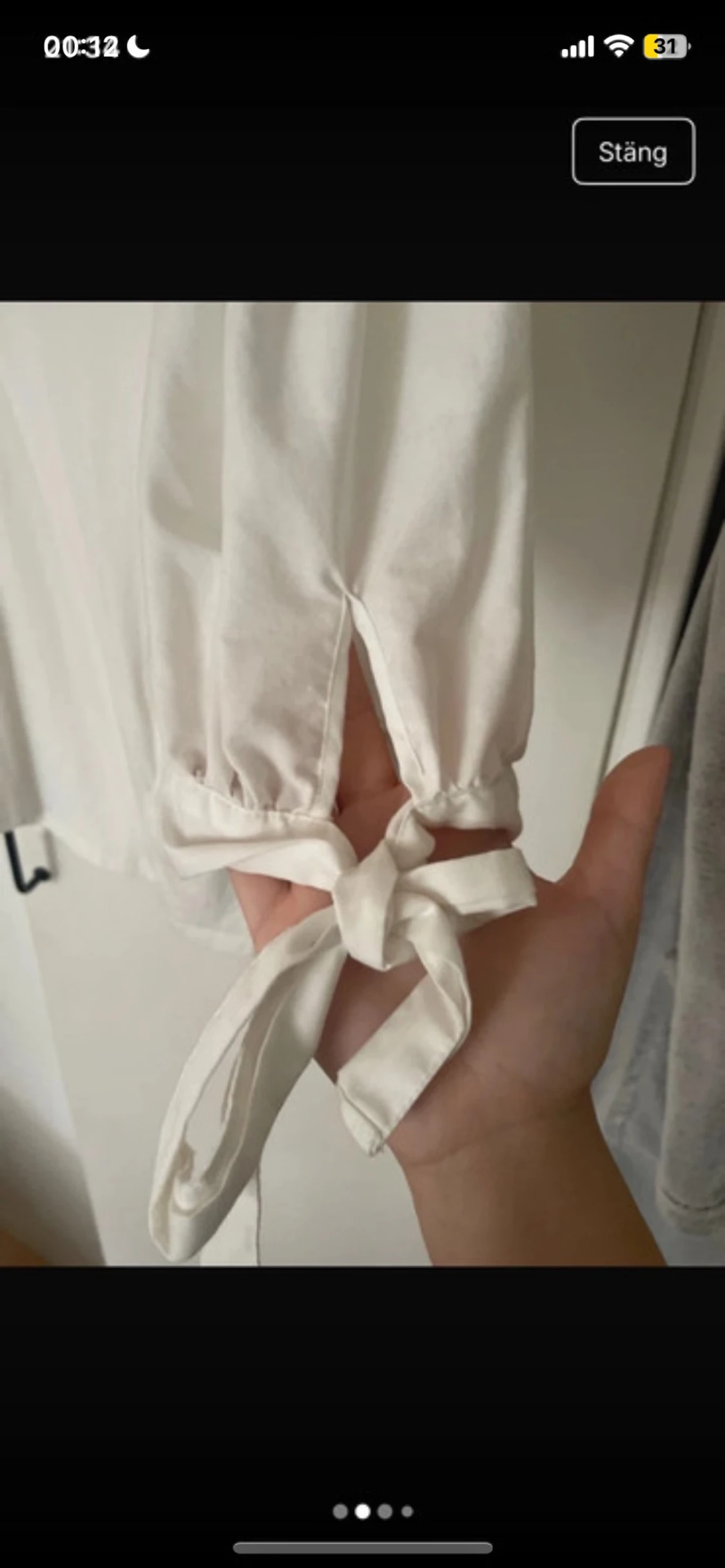 Vit blus med puffärm och knytband - 1