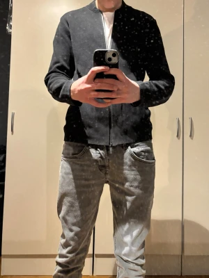 Massimo dutti full zip  - Säljer en Massimo dutti full zip tröja i färgen svart, storlek M  Hör gärna av dig vid frågor 😊