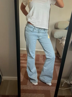 Bootcut jeans - Såååå snygga bootcut/raka jeans, långa på mig som är 172. Storlek 38