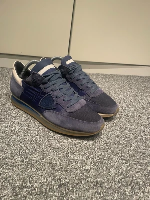 Philipe moddel trainer - Väldigt fint skick! Storlek 41 men passar 42 