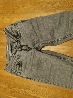 Gråa bootcut jeans nelly - Använda fåtal gånger, inga defekter har sytt upp dem så passar mig som är 162 och neråt💕💕💕
