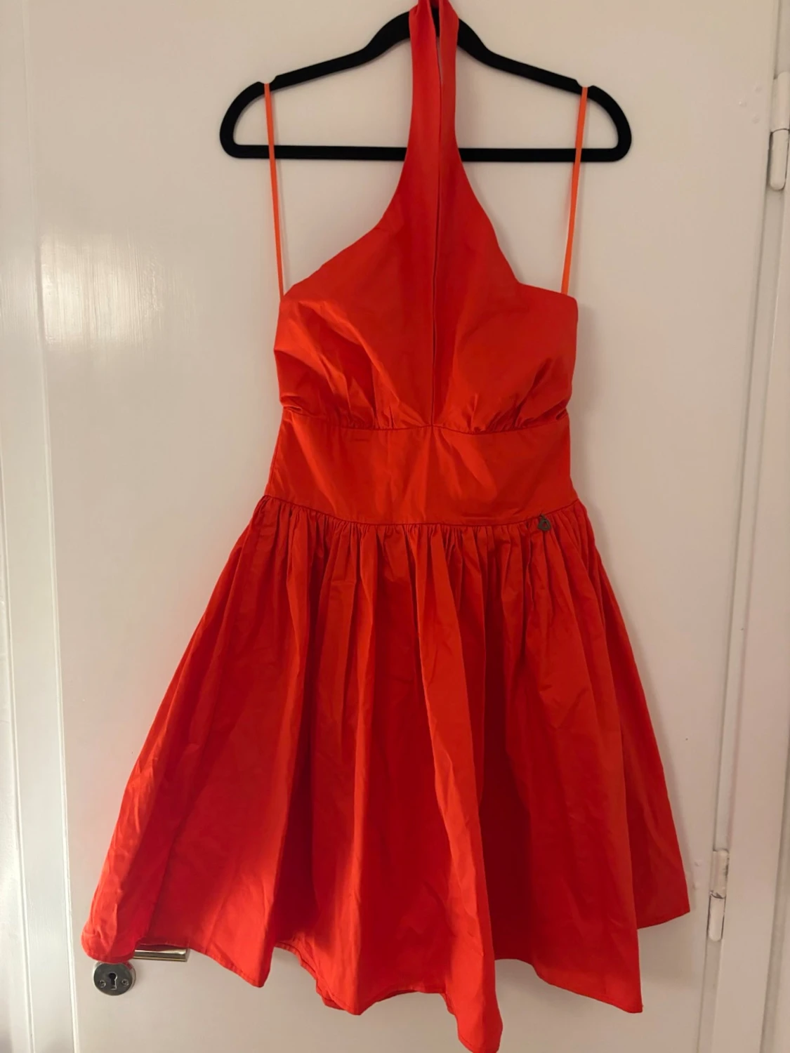 Röd halterneck kortklänning - 1