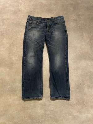 Nudie Jeans Average Joe  - Bra skick storlek 38/32, mindre i midjan, sitter som 35/32. Mått sista bilderna