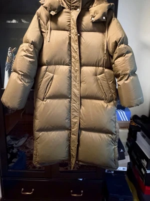 Gant FULL LENGTH DOWN COAT Padded Coats - Gant FULL LENGTH DOWN COAT Padded Coats  Det är den bösta vinter jacka jag har haft! Den håller sig värme och långt ner och täcka min fot ( jag är 156cm )  Färgen är grön olive