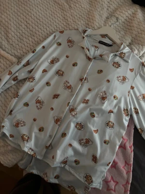 PLT Pyjmas med frukost mönster  - Jätte fin populär pyjamas med frukost mönster, säljer pga för kort, ingår långa byxor