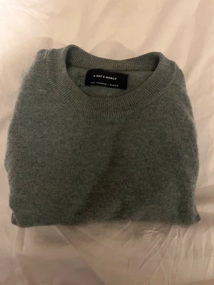 Grön cashmeretröja från A Day's March - Mjuk och stilren grön stickad tröja från A Day's March i 100% cashmere. Använd fåtal gånger. Nypris:2500kr, jag säljer för 700kr