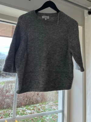 Grå stickad tröja från & Other Stories - Mysig grå stickad tröja från & Other Stories med rund hals och trekvartsärm. Jättefin I mochairstickning ❤️helt oanvänd passar S och M