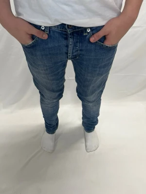 DonDup George Jeans - Skick 9/10 syns på bild / Storlek 30 / Modellen är 172 cm / Bara att höra av dig vid frågor eller intresse!