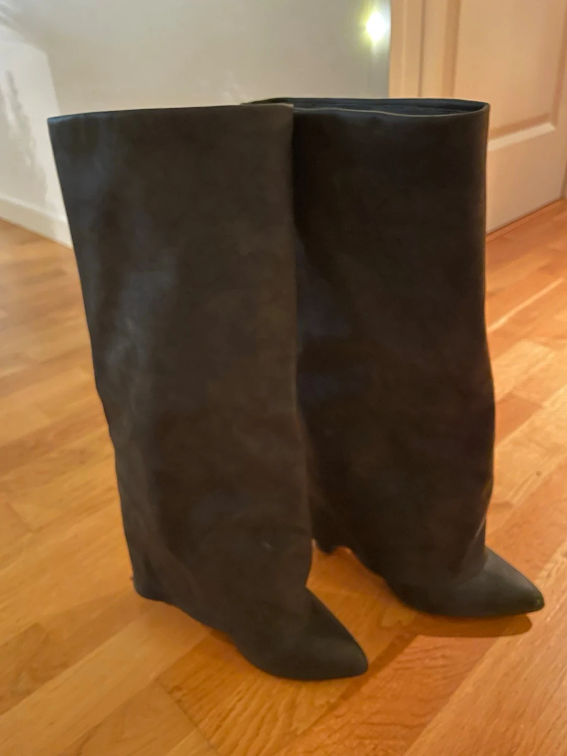 Svarta höga stövlar i mocka-look - 2