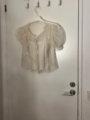 Vit kortärmad  blus med detaljer  - Från Zara storlek 140 , pris kan diskuteras 