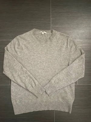 Kashmir tröja - Säljer nu denna grå Kashmir tröjan.  100% Kashmir.  Tröjan är från uniqlo. Storlek S. Men tröjan har tyvärr blivit tvättad fel och krympt så hör av dig om mått om du är intresserad. Sitter alltså inte som S ny i butik. Priset går att diskutera vid snabb affär✅🤩