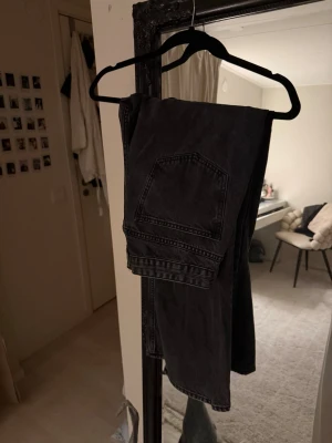 Svarta Perfect Jeans i storlek 44 - Säljer ett par svarta jeans från Perfect Jeans i storlek 44. Jeansen har raka ben. Skulle mer säga byxorna är en 40/42. 