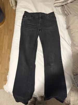 Svarta bootcut jeans från Zara - Snygga svarta jeans från Zara  med klassisk femficksdesign och bootcut-snitt. Jeansen har en mörk tvätt och raka ben som breddas nedtill. Perfekta för dig som gillar en tidlös och cool stil. Materialet är slitstarkt jeans och passformen är normal. M/S