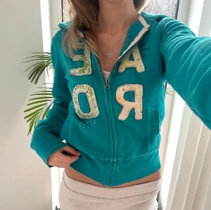 Aeropostale zip  - En zip från Aeropostale i storlek S. Kan upplevas mindre i storlek, likt en XS. Jag fraktar inom 24h. Se liknande plagg i min profil!