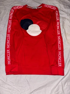 Röd långärmad moncler tröja  - En vintage långärmad tröja färg röd  märke moncler 