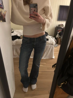 Levi’s Bootcut Jeans - Jättesnygga lågmidjade bootcut jeans från Levis med så snygga fickor🤩Jeansen passar S/M och långa på mig som är 174. Knappen är utbytt fram som ni kan se på näst sista bilden🥰🥰