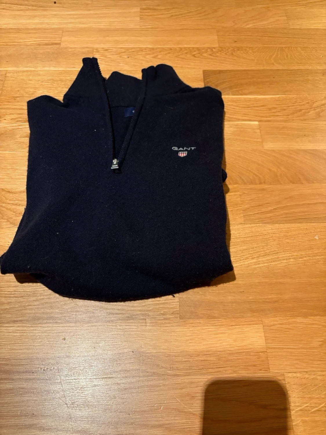 Mörkblå stickad half zip från GANT - 1