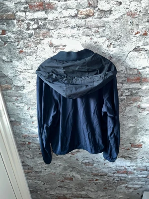 Dondup cardigan - Bra skick, litet hål bara, se sista bilden. Storlek M passar dig som är mellan 180-185cm ungefär. Nypris ca 3000kr. Modellen är 185 cm, 79 kg. Självklart äkta - Kolla bara recensionerna! Skriv för mer information!🤝